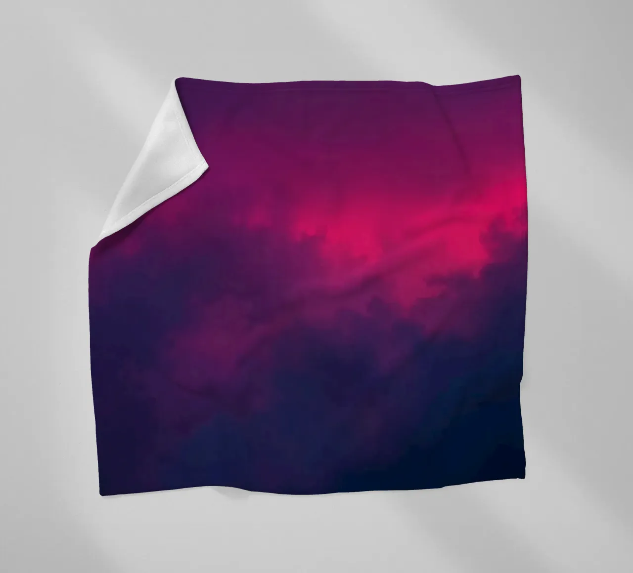 abstrakter Hintergrund mit leuchtenden Wolken und weichen Farbverläufen Fleecedecke von DesignDoodle