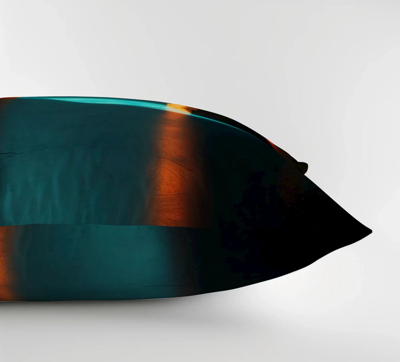 Luce intensa che attraversa un arco tranquillo cuscino da DesignDoodle
