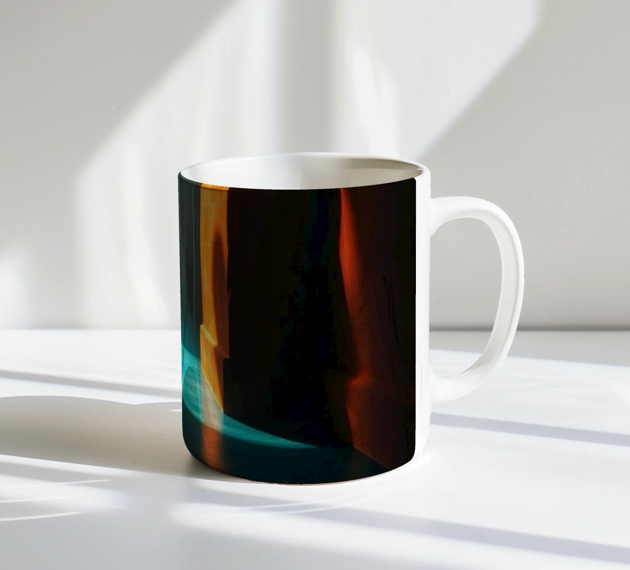Luce intensa che attraversa un arco tranquillo tazza in ceramica da DesignDoodle
