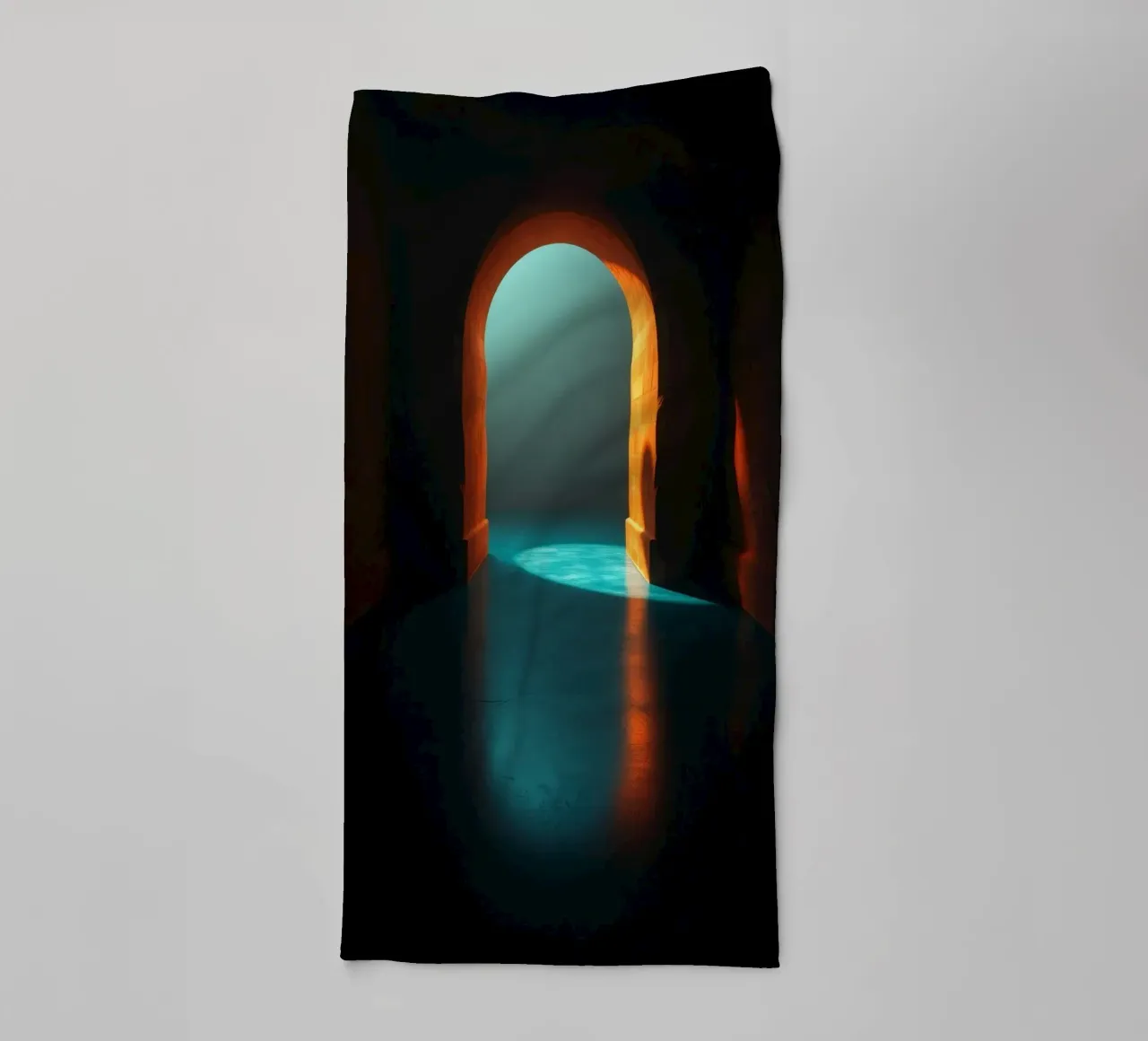 Luce intensa che attraversa un arco tranquillo asciugamano da bagno da DesignDoodle