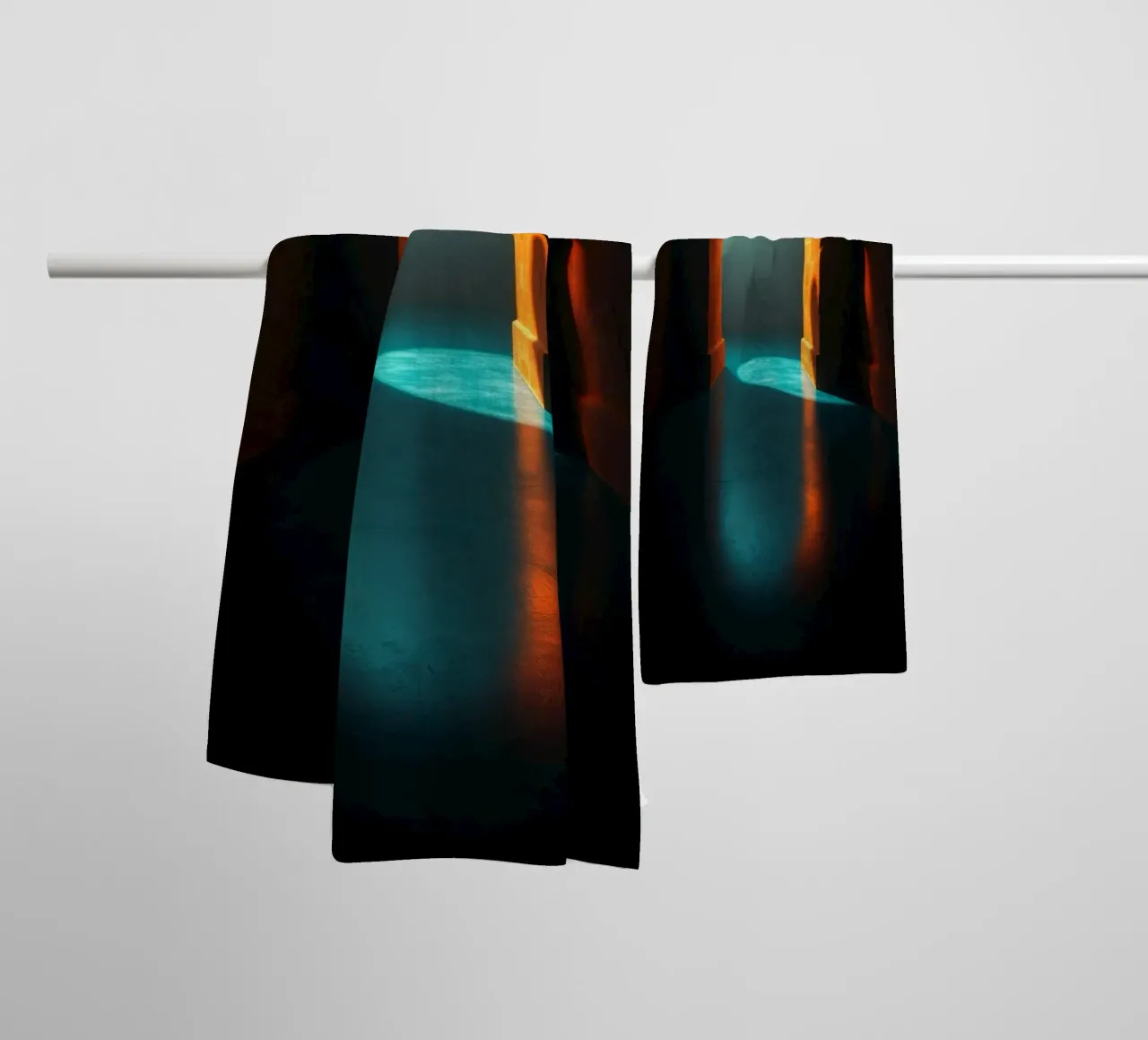 Luce intensa che attraversa un arco tranquillo asciugamano da bagno da DesignDoodle