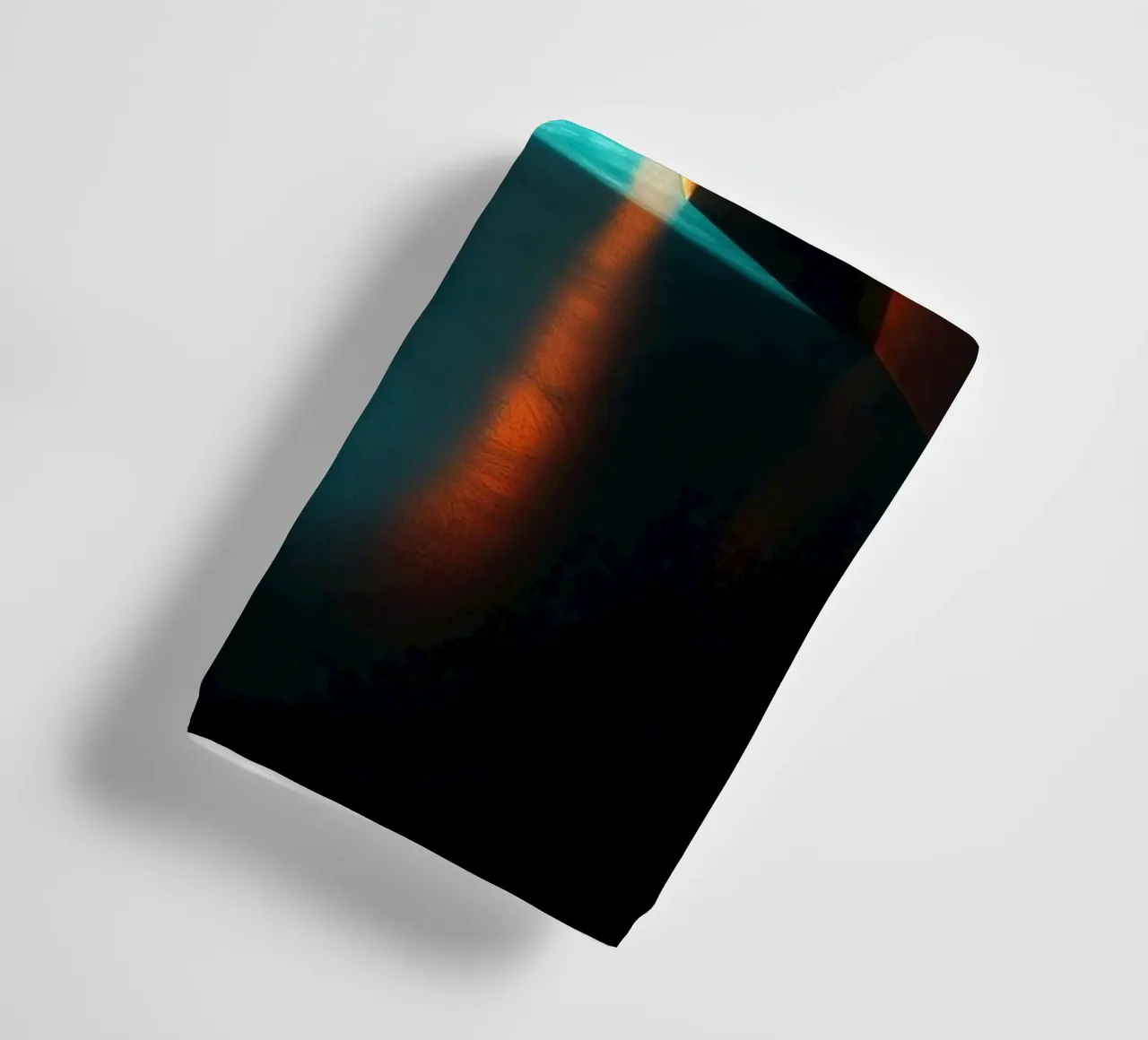 Luce intensa che attraversa un arco tranquillo asciugamano da bagno da DesignDoodle