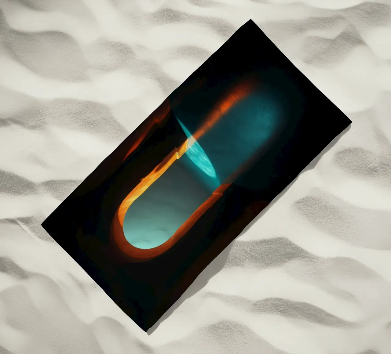 Luz brillante a través de un arco tranquilo toalla de playa de DesignDoodle
