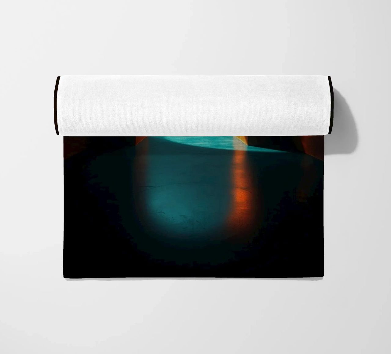 Luce intensa che attraversa un arco tranquillo telo mare da DesignDoodle