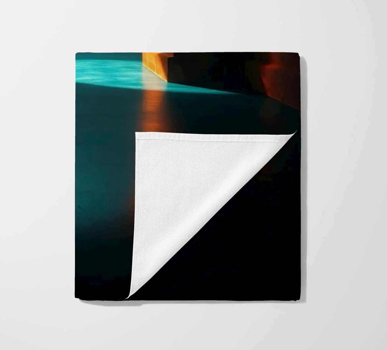 Luce intensa che attraversa un arco tranquillo telo mare da DesignDoodle