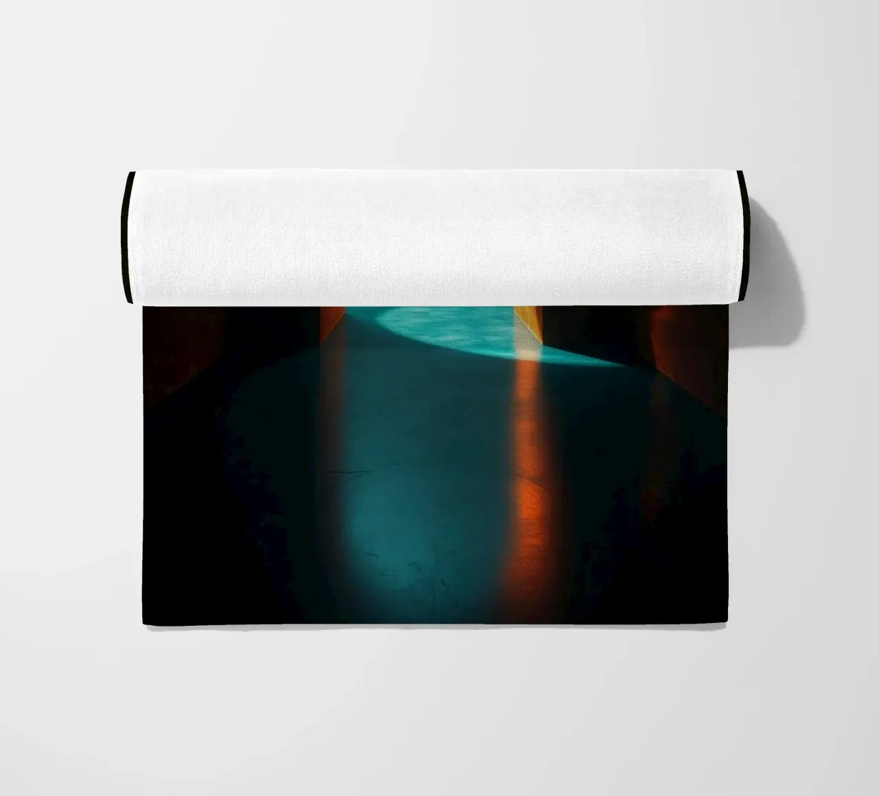 Luz brillante a través de un arco tranquilo toalla de playa de DesignDoodle