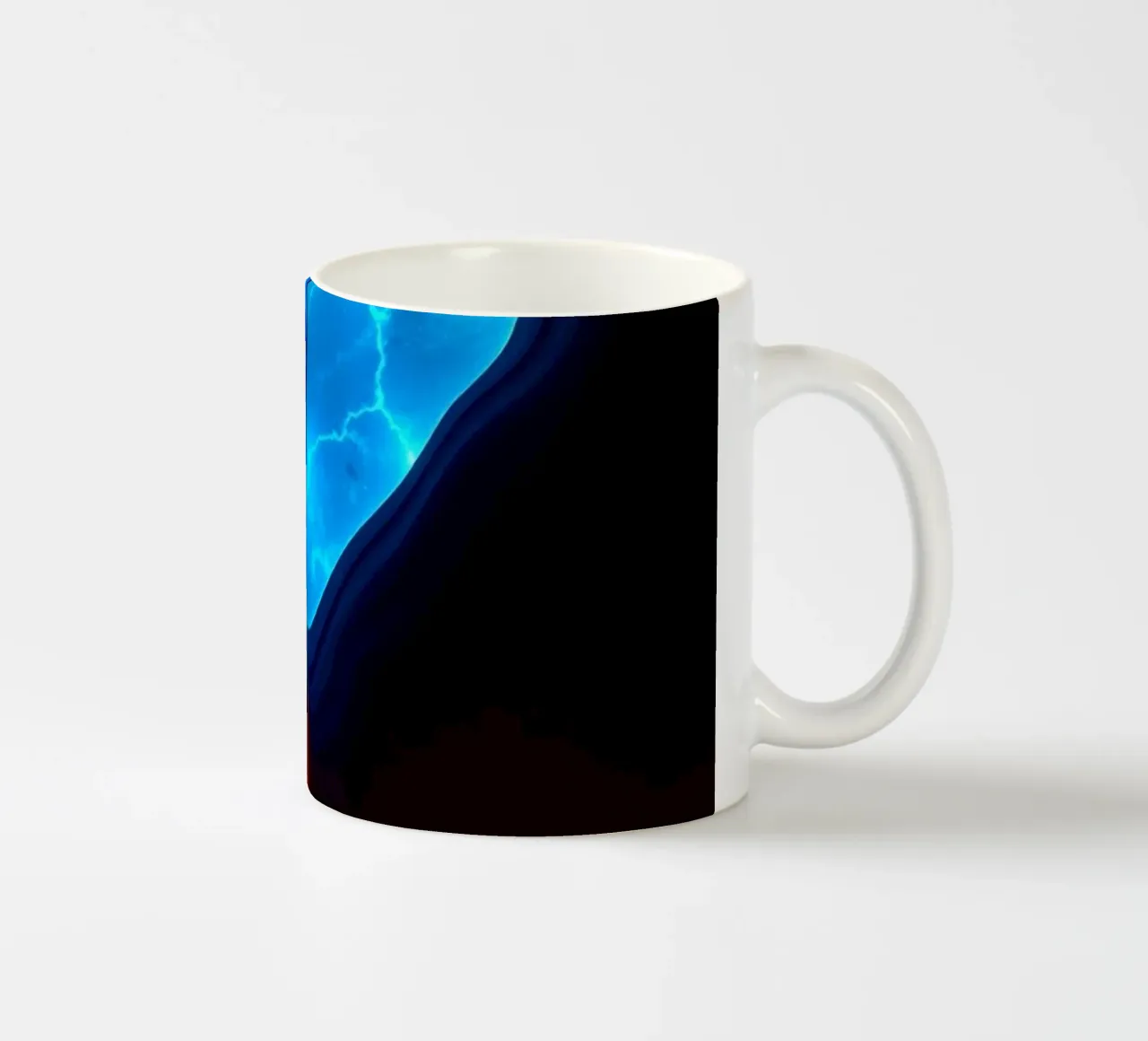 abstract behangontwerp met rode en blauwe golven keramische mok van DesignDoodle