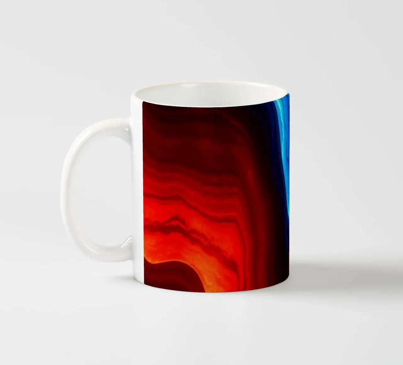abstract behangontwerp met rode en blauwe golven keramische mok van DesignDoodle