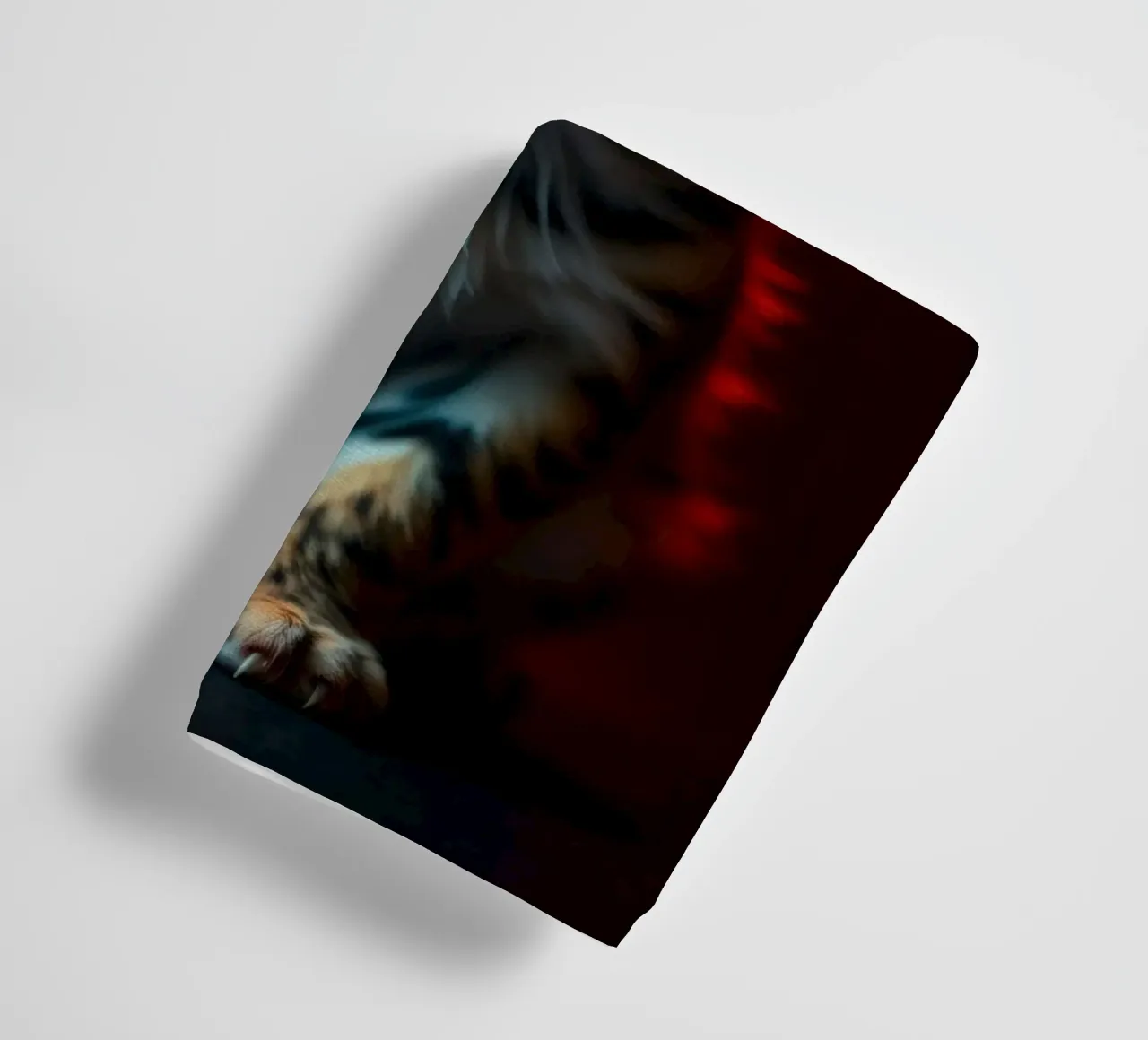 Niedliches gestromtes Kätzchen mit lebhaftem Fell und weicher Beleuchtung Handtuch von DesignDoodle