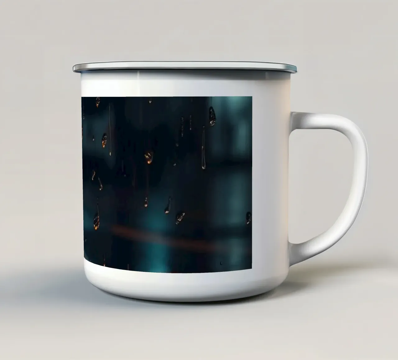 Splendida notte urbana con pioggia e riflessi vibranti tazza in smalto da DesignDoodle