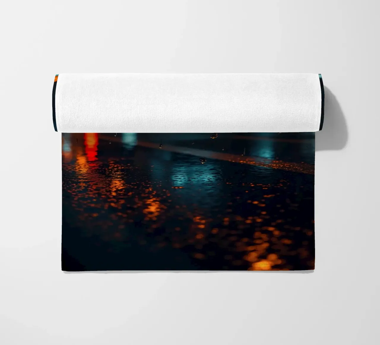 Splendida notte urbana con pioggia e riflessi vibranti telo mare da DesignDoodle