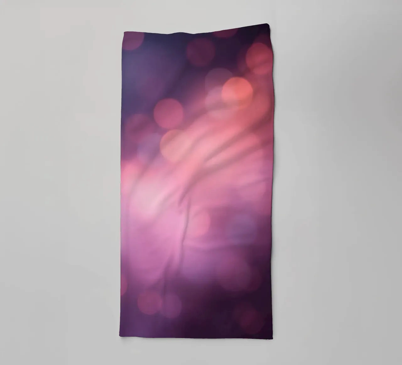 abstract met wervelend rood en geel met zachte bubbel badhanddoek van DesignDoodle