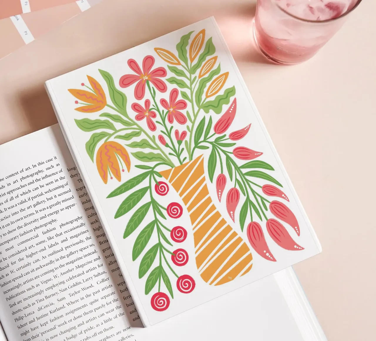 Fleurs audacieuses dans un vase carnet de notes de Martina