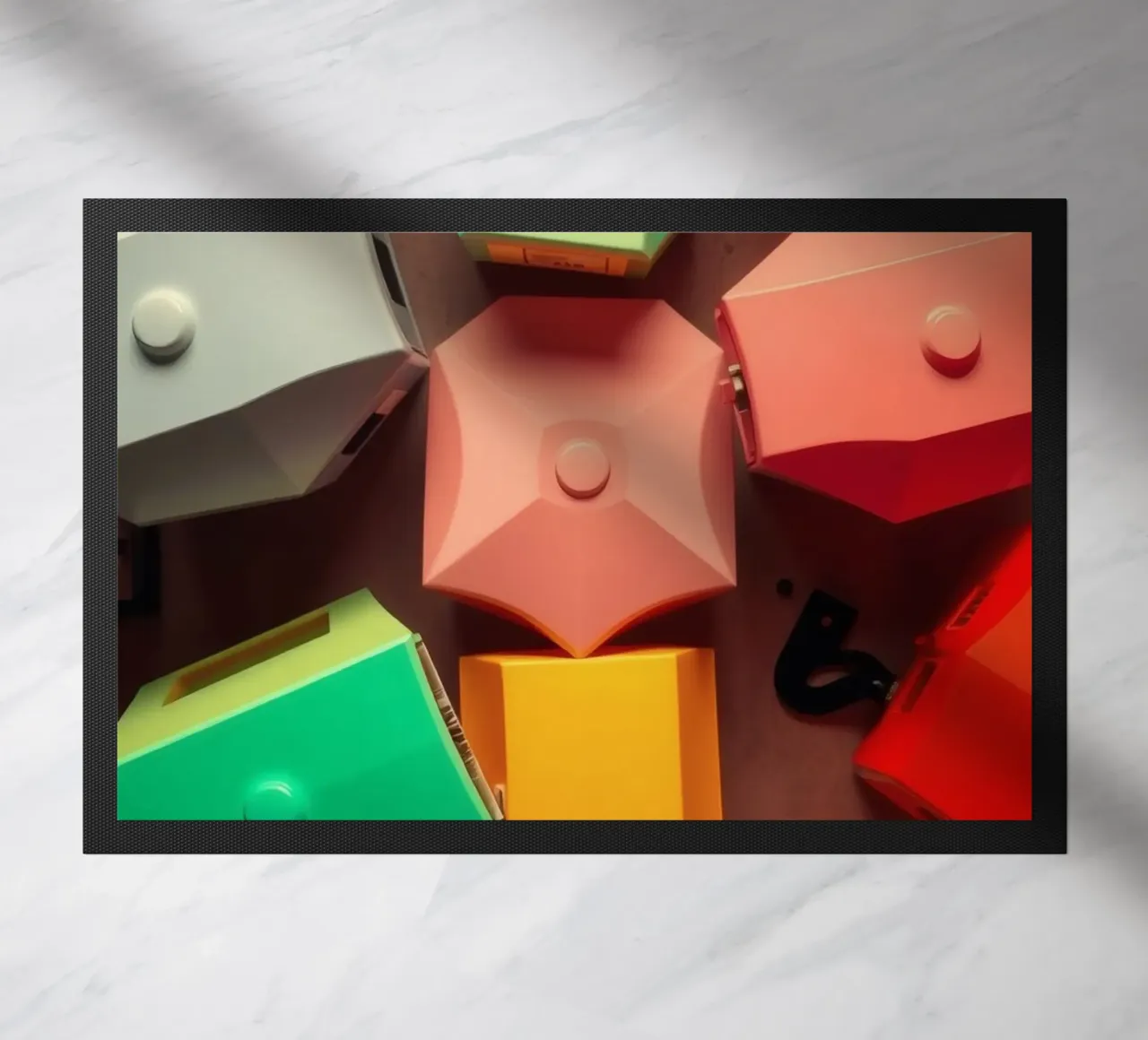 Forme astratte colorate stratificate di forme geometriche zerbino da DesignDoodle