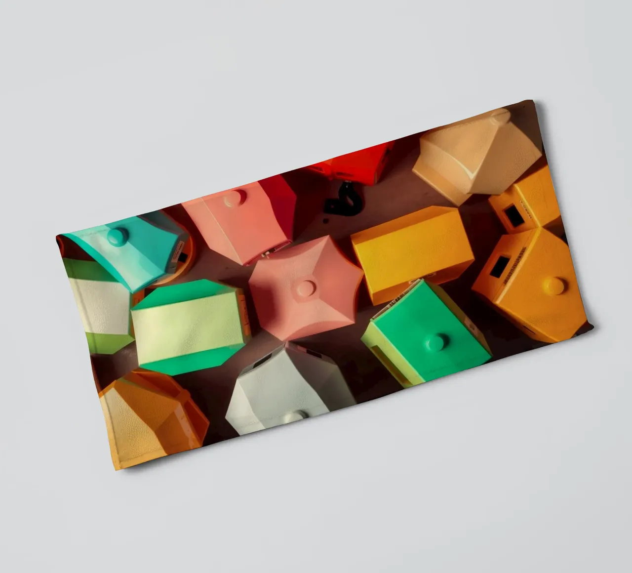 Forme astratte colorate stratificate di forme geometriche asciugamano da bagno da DesignDoodle