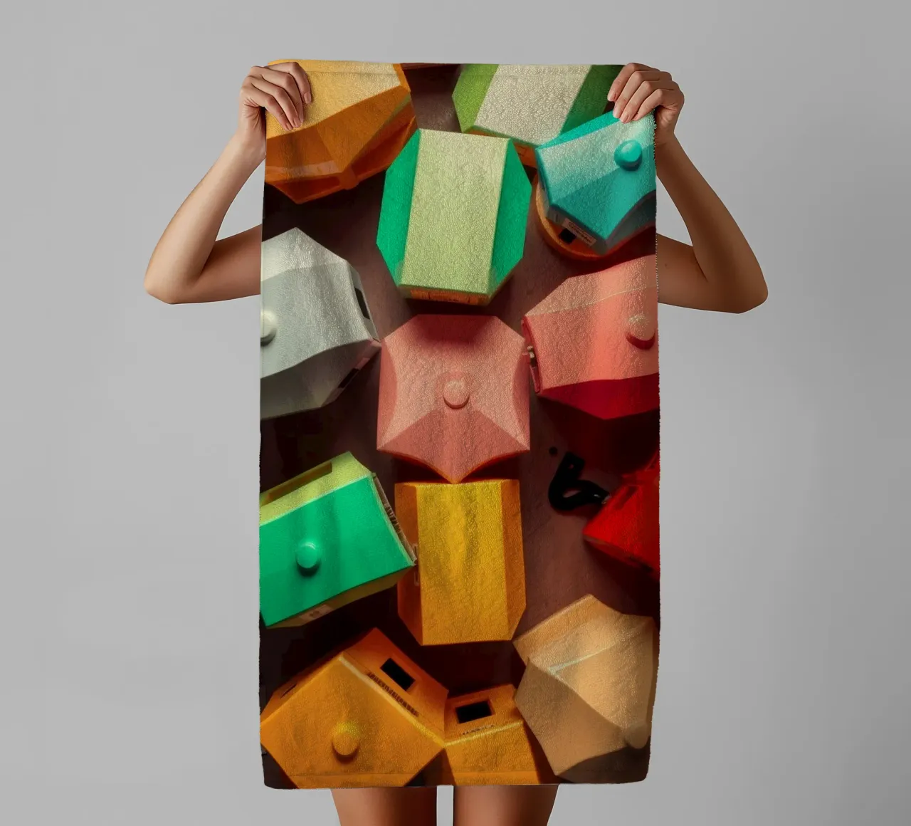 Forme astratte colorate stratificate di forme geometriche asciugamano da bagno da DesignDoodle