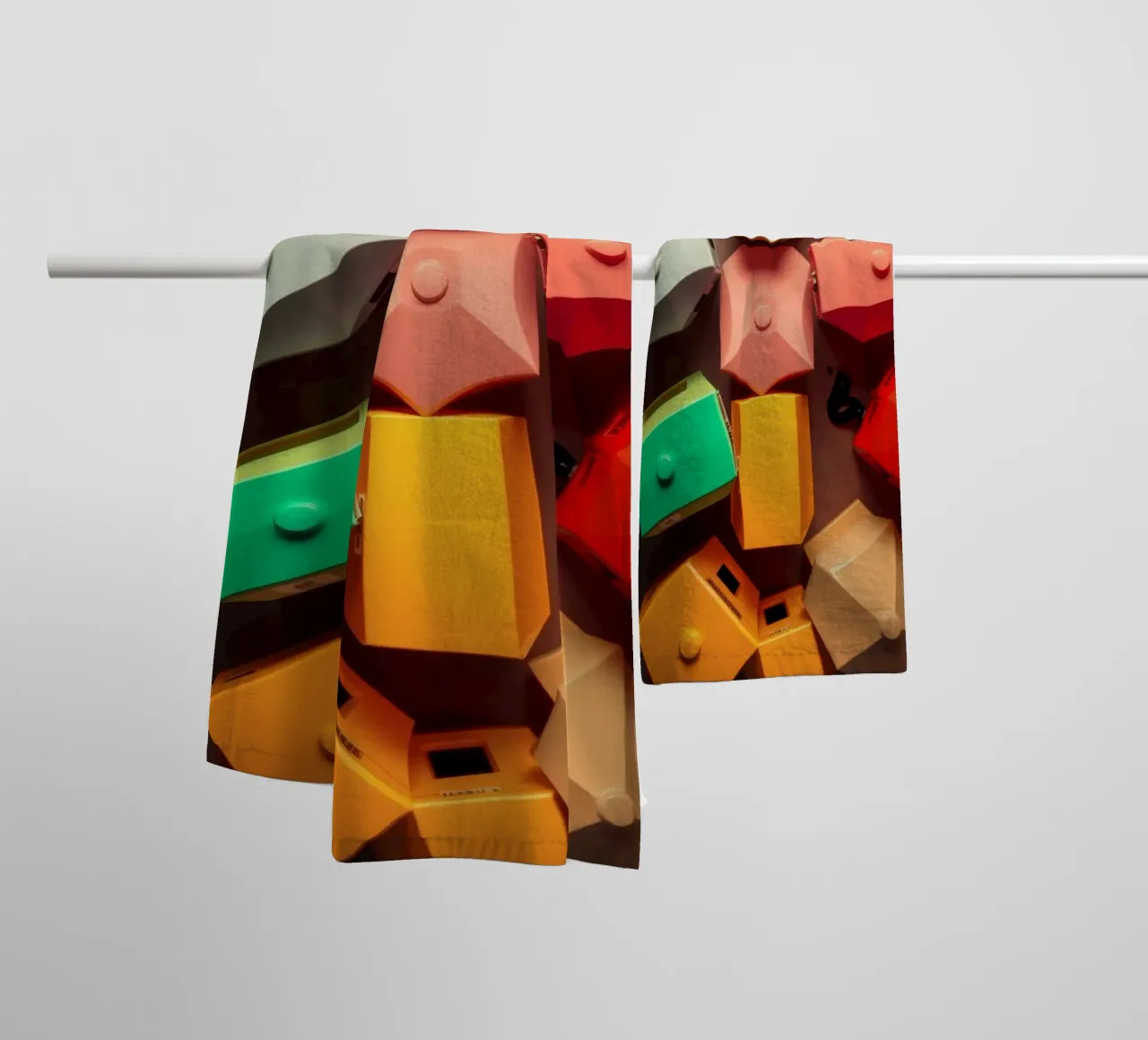 Forme astratte colorate stratificate di forme geometriche asciugamano da bagno da DesignDoodle