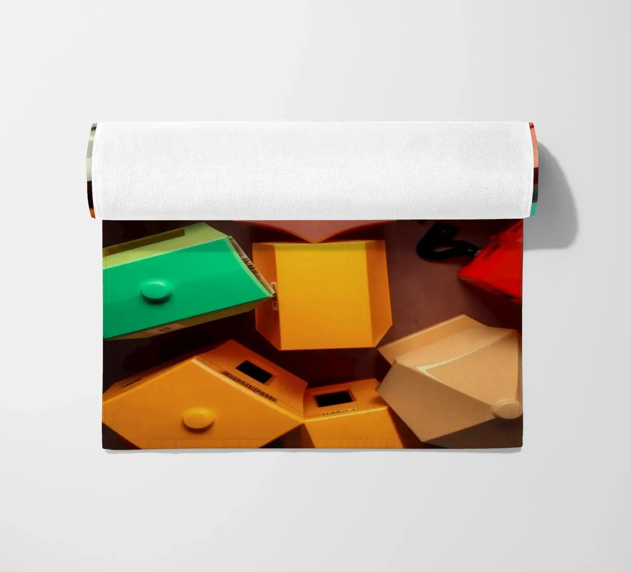 Forme astratte colorate stratificate di forme geometriche telo mare da DesignDoodle