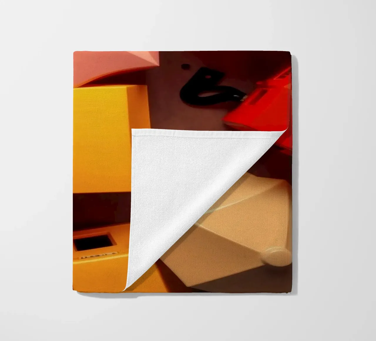 Forme astratte colorate stratificate di forme geometriche telo mare da DesignDoodle