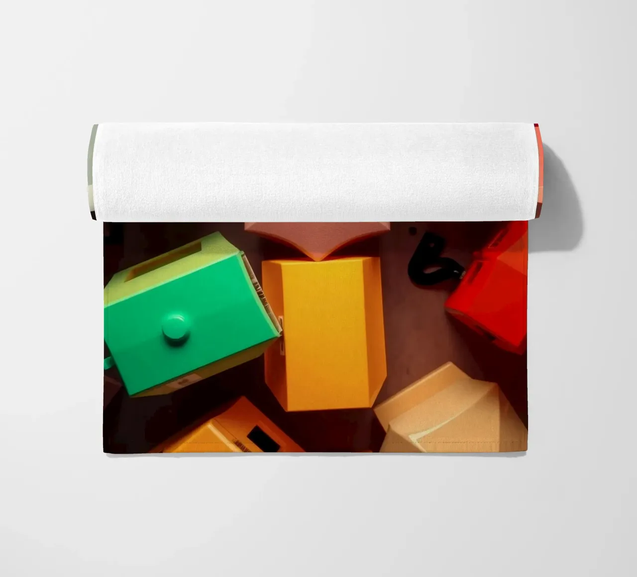 Forme astratte colorate stratificate di forme geometriche telo mare da DesignDoodle