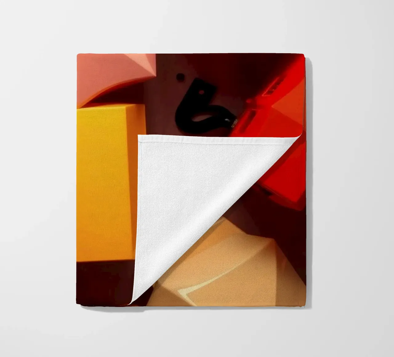 Forme astratte colorate stratificate di forme geometriche telo mare da DesignDoodle