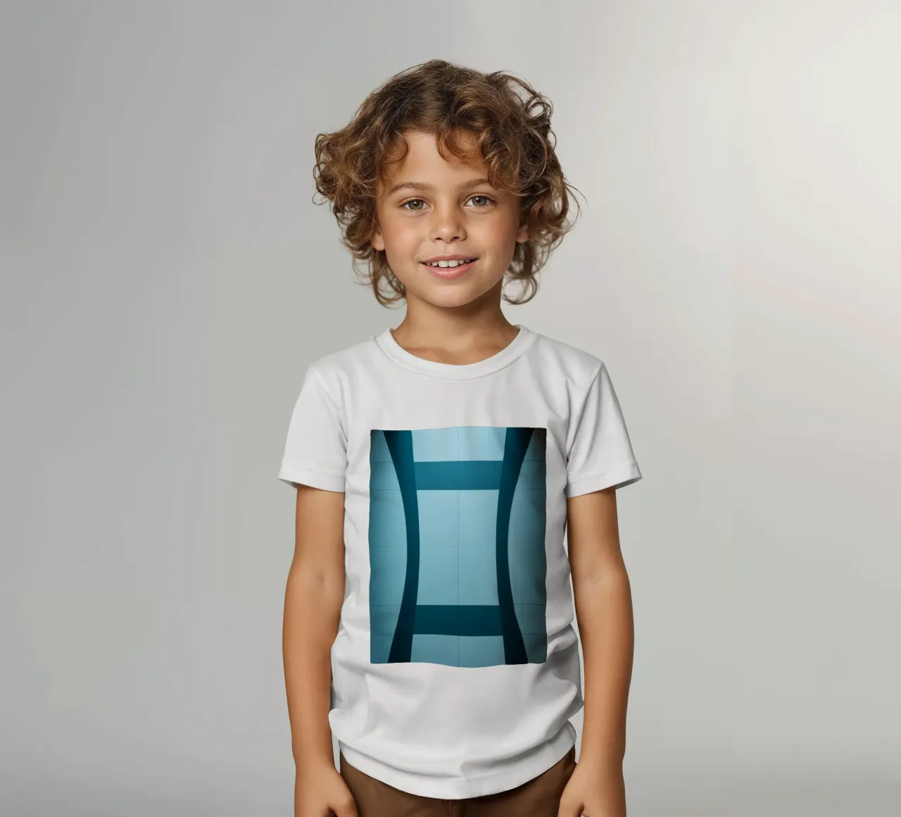 Design unico e astratto con curve morbide e contrasto t-shirt bambini da DesignDoodle