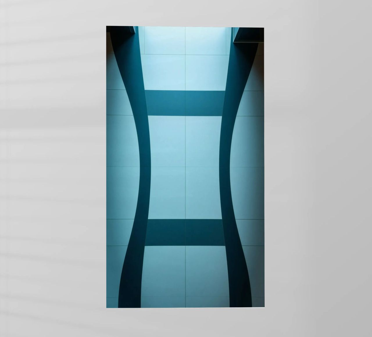 Design unico e astratto con curve morbide e contrasto pellicola backlit da DesignDoodle