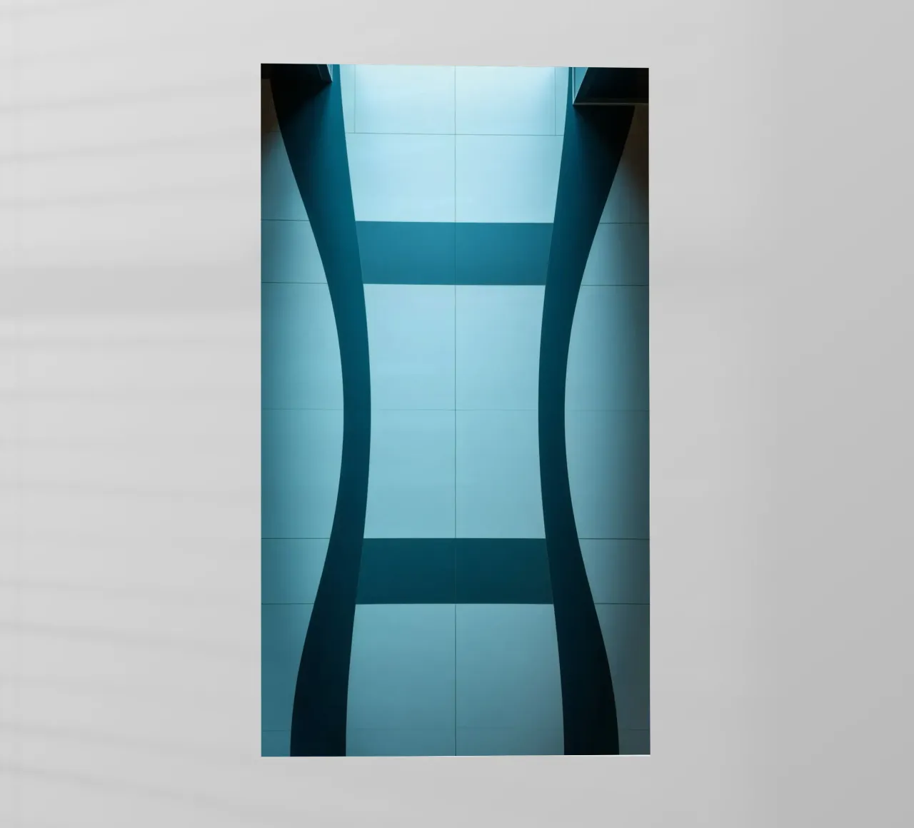 Einzigartiges abstraktes Design mit sanften Kurven und kontrastierenden Backlit Folie von DesignDoodle