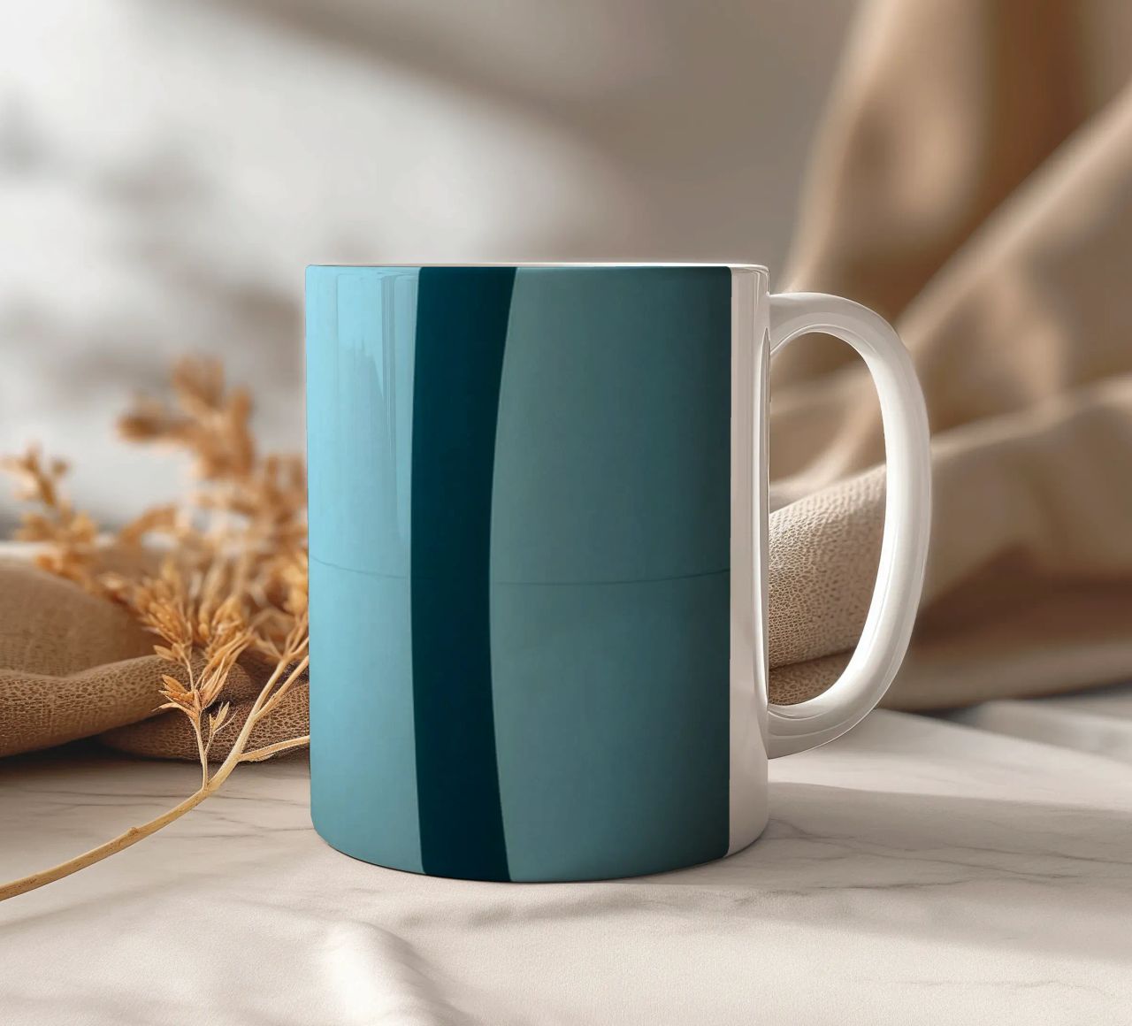 Design unico e astratto con curve morbide e contrasto tazza in ceramica da DesignDoodle