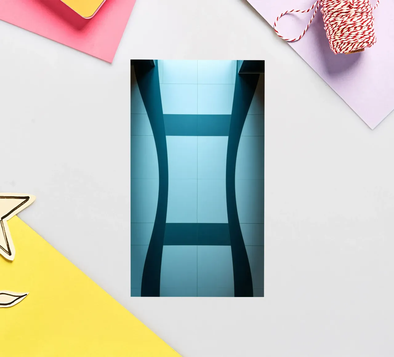 Design unico e astratto con curve morbide e contrasto adesivo da DesignDoodle