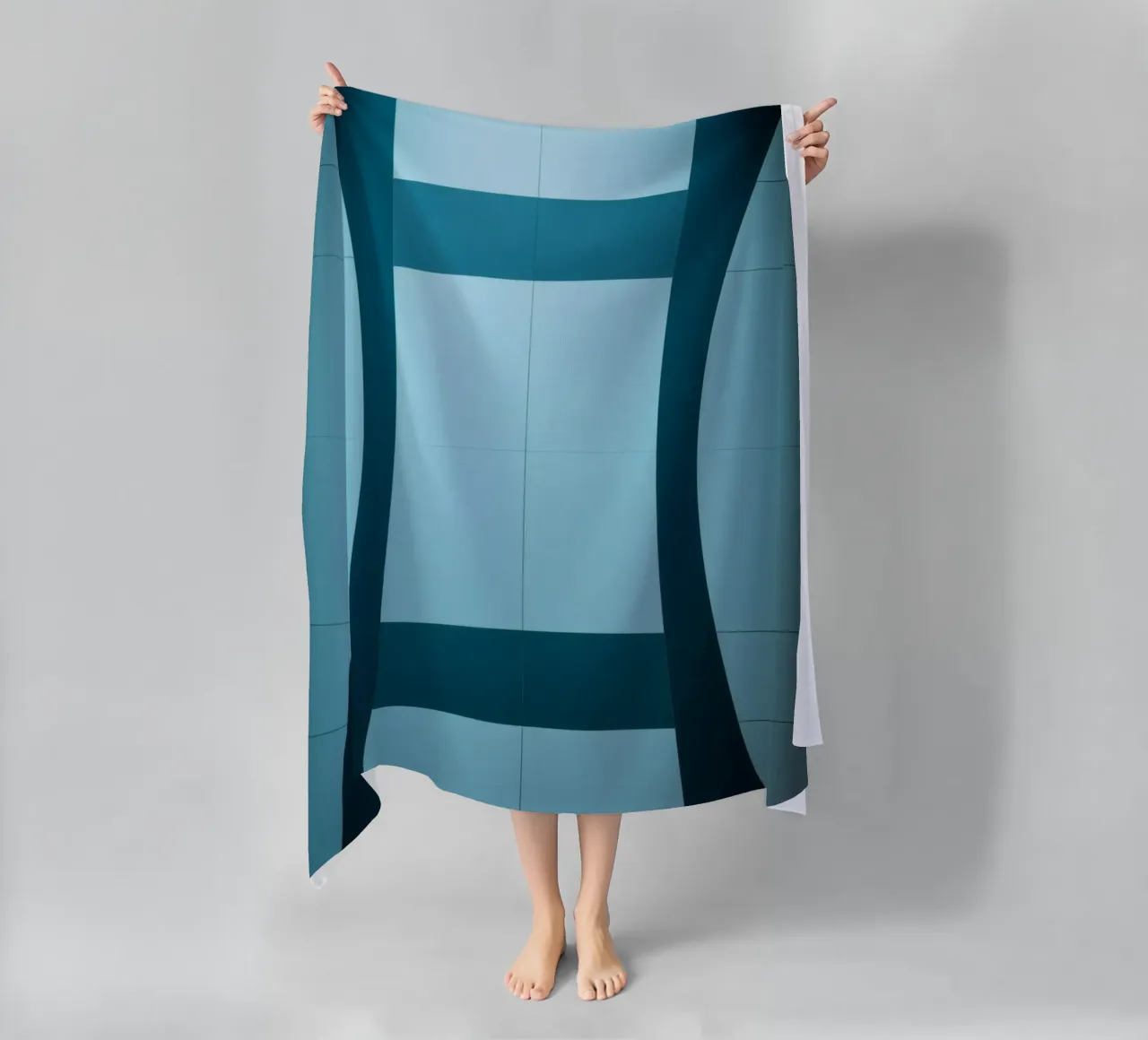 Design abstrait unique avec des courbes douces et des couleurs contrastées. serviette de plage de DesignDoodle