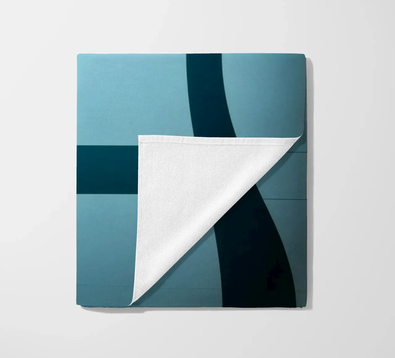 Design abstrait unique avec des courbes douces et des couleurs contrastées. serviette de plage de DesignDoodle