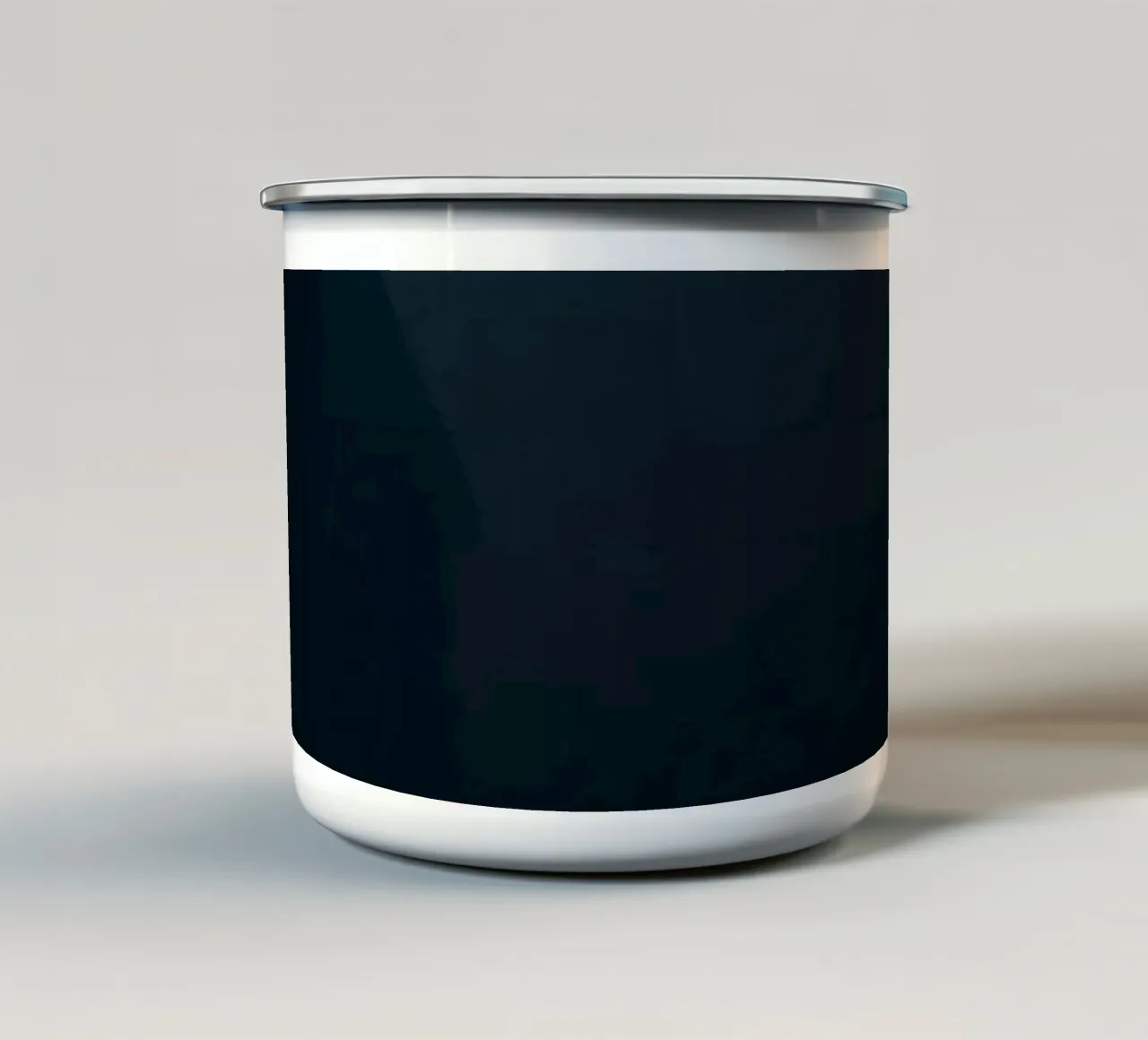 Elegante donkere achtergrond met een minimalistische kroonluchter emaille mok van DesignDoodle