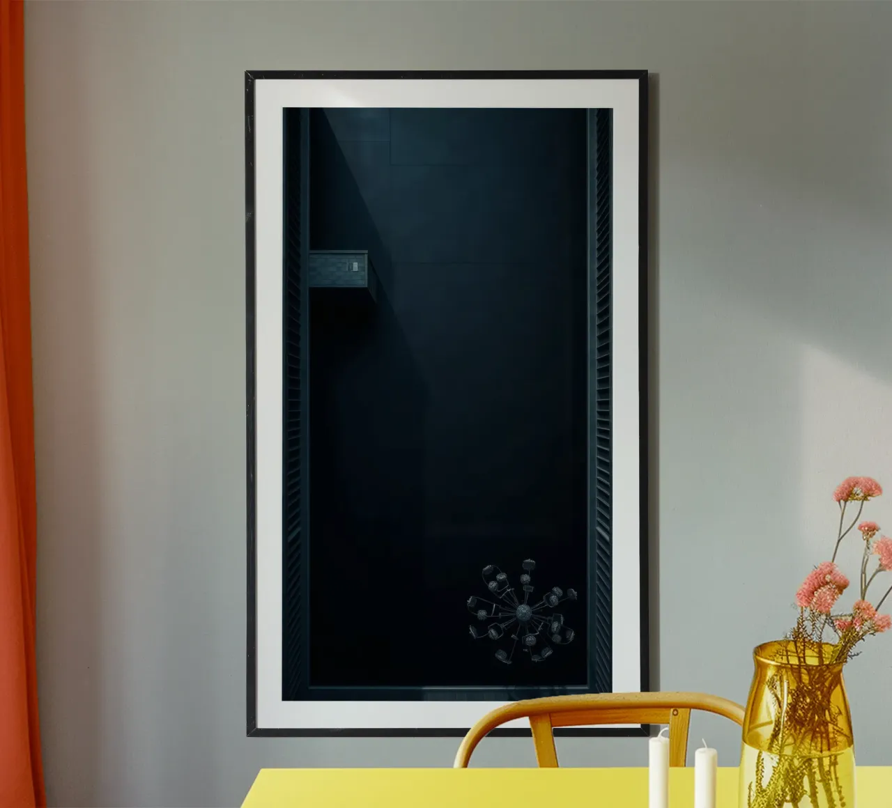Fond noir élégant représentant un chandelier minimaliste poster avec cadre en plastique de DesignDoodle