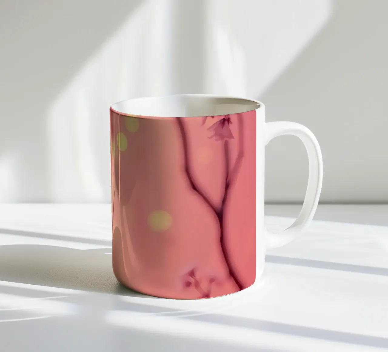 Delicati fiori rosa su uno sfondo bokeh da sogno tazza in ceramica da DesignDoodle