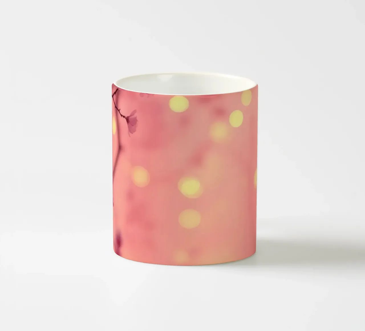 Delicati fiori rosa su uno sfondo bokeh da sogno tazza in ceramica da DesignDoodle