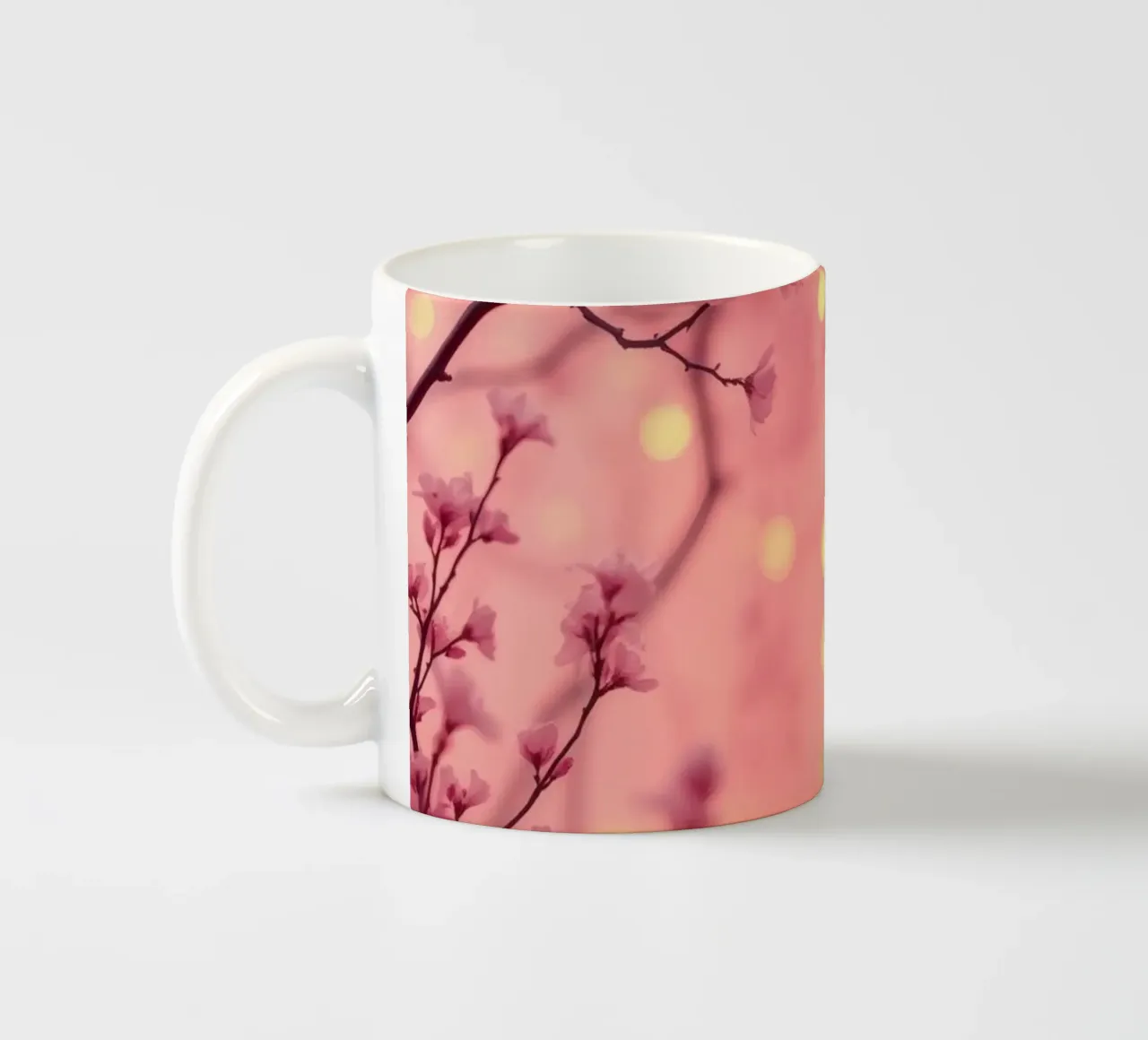 Delicati fiori rosa su uno sfondo bokeh da sogno tazza in ceramica da DesignDoodle
