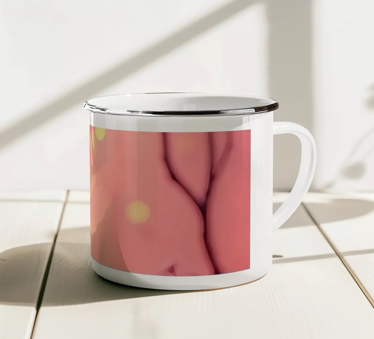 Delicati fiori rosa su uno sfondo bokeh da sogno tazza in smalto da DesignDoodle