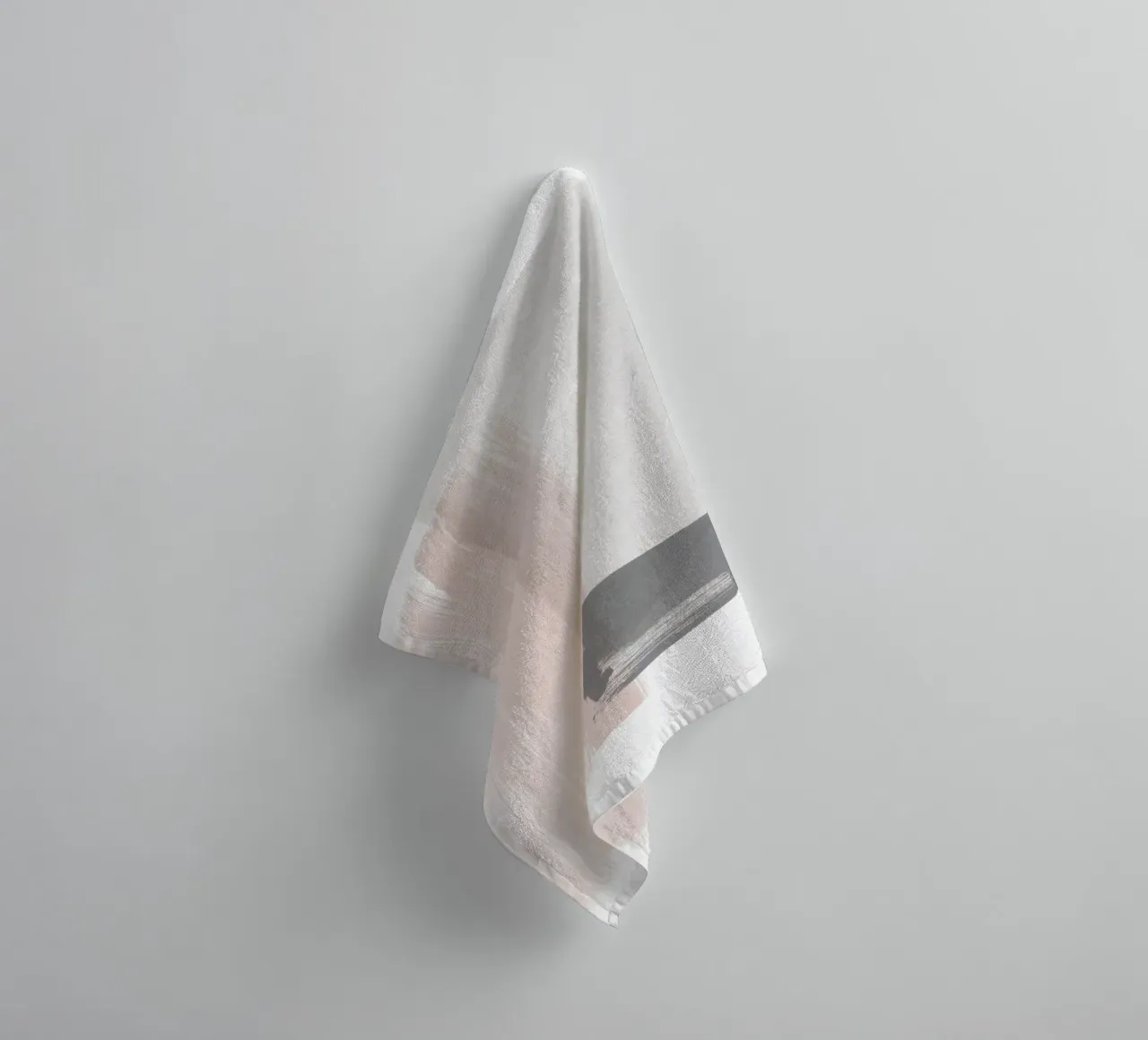 Penseelstreken Roze en Grijs 2 badhanddoek van NouveauPrints