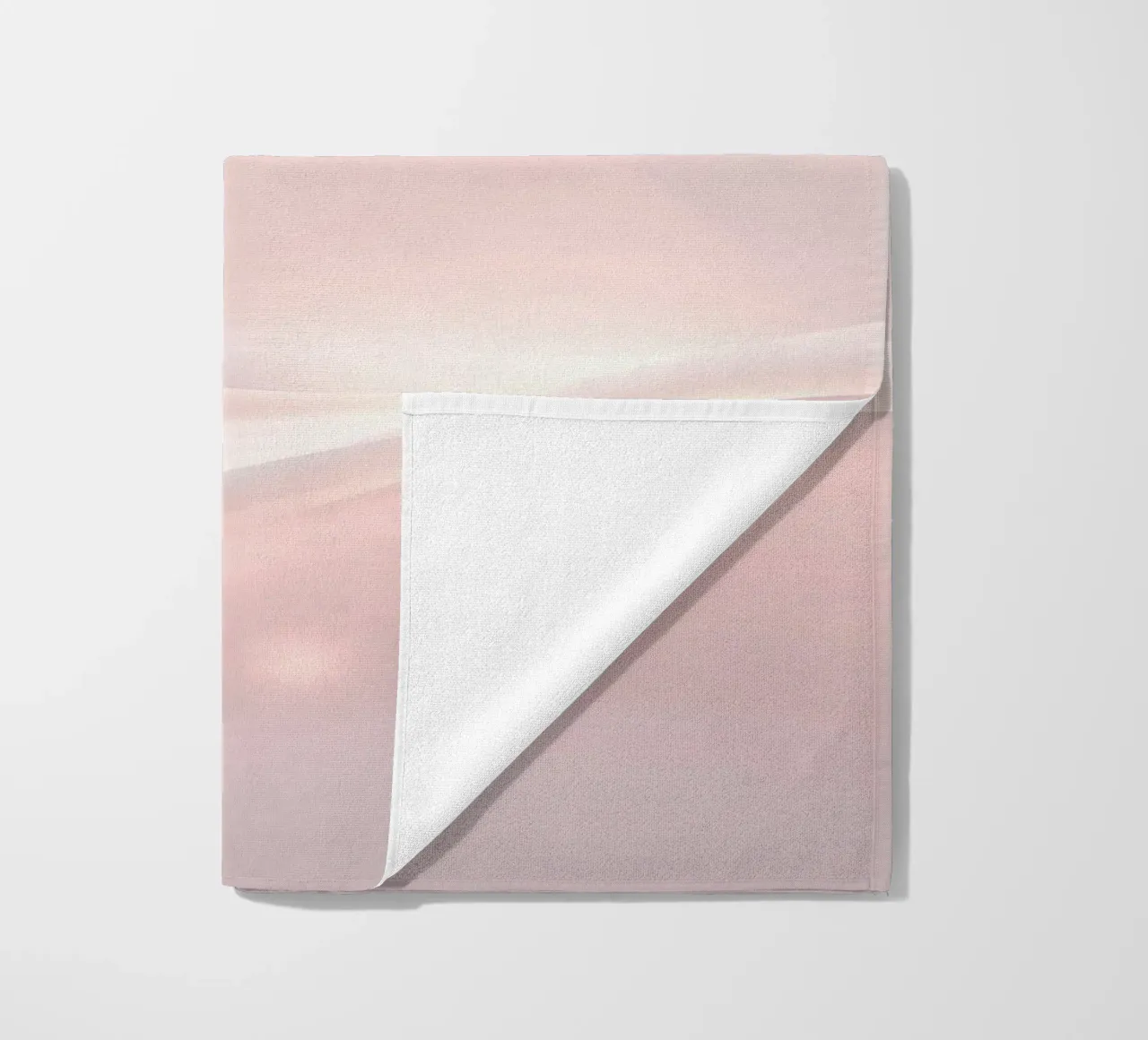 Weiches abstraktes Hintergrunddesign mit sanften Kurven Strandtuch von DesignDoodle