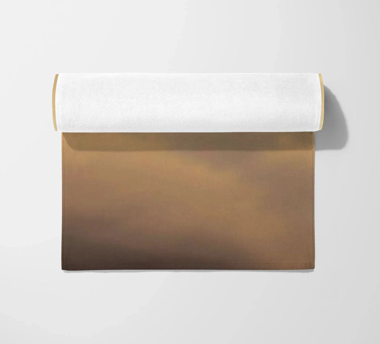 Morbide nuvole alla deriva in un cielo dorato telo mare da DesignDoodle