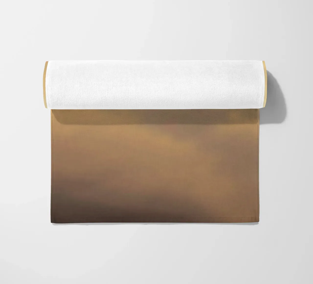 Suaves nubes a la deriva en un cielo dorado toalla de playa de DesignDoodle