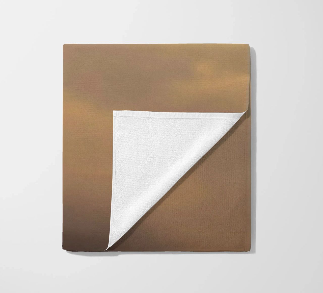 Morbide nuvole alla deriva in un cielo dorato telo mare da DesignDoodle