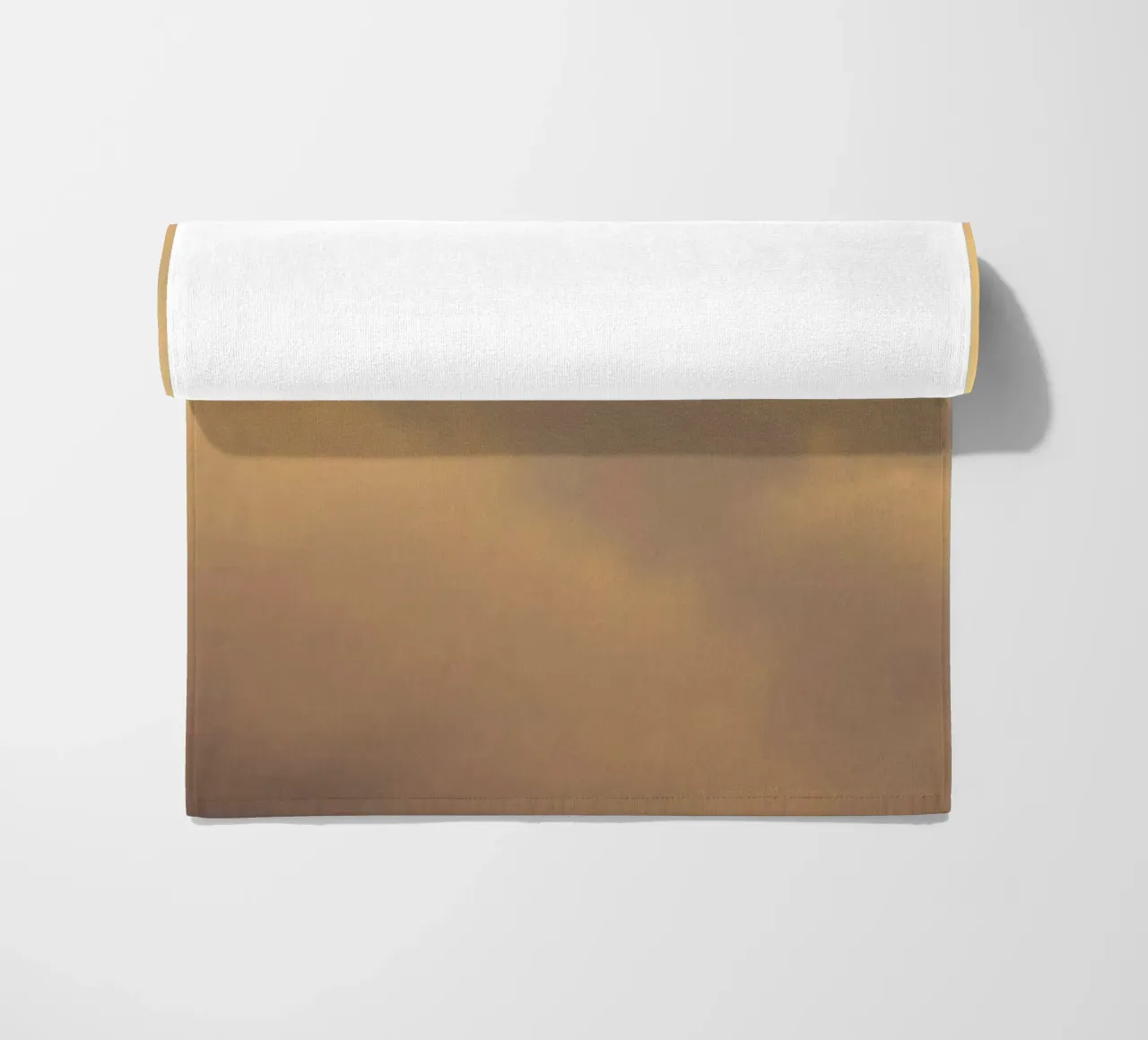 Morbide nuvole alla deriva in un cielo dorato telo mare da DesignDoodle