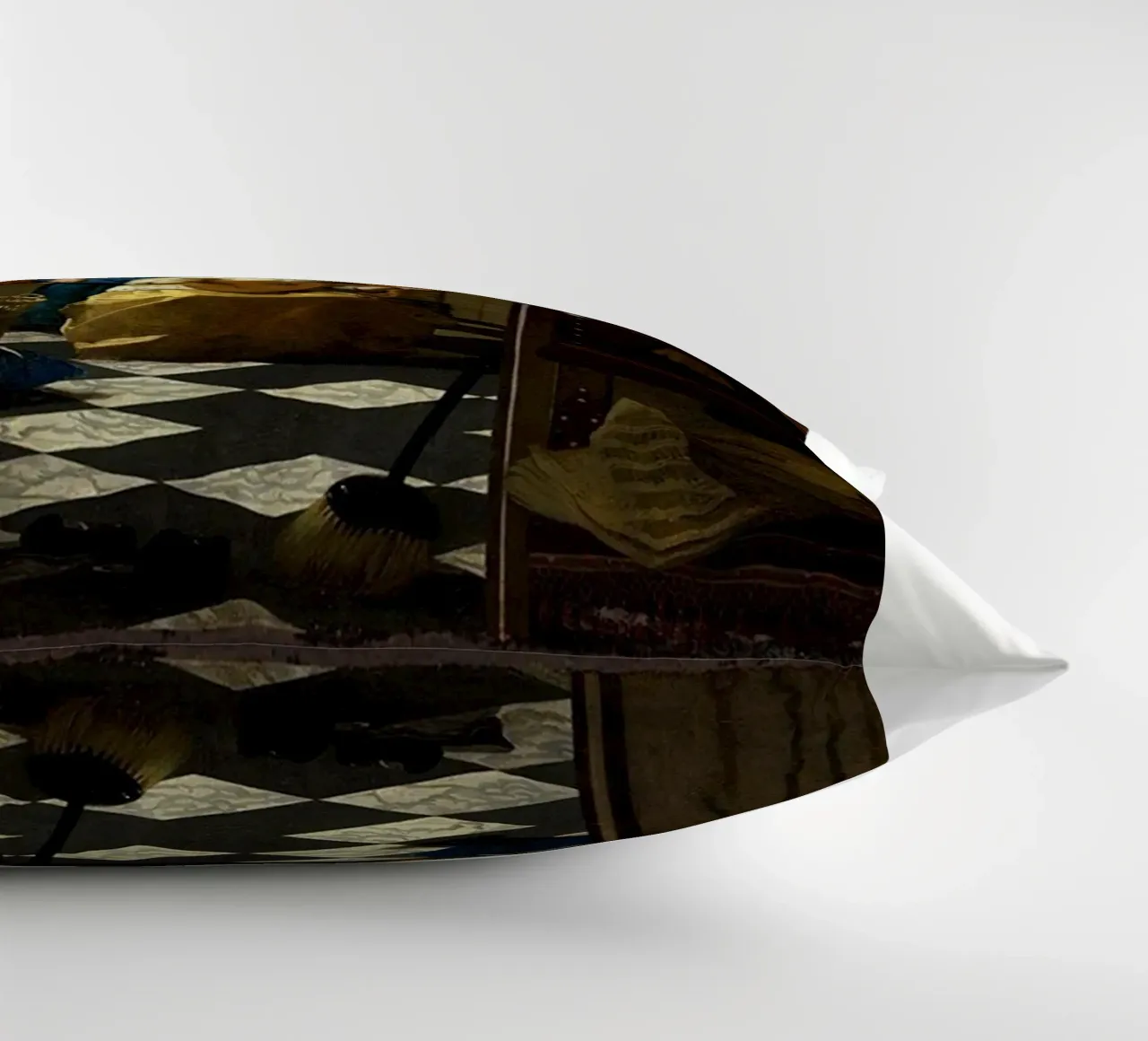 vermeer - una donna riceve una lettera d'amore da un servo cuscino da The Dinda