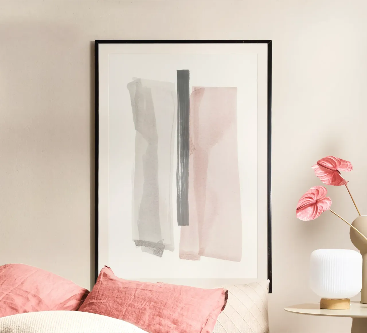 Pennellate rosa e grigio 1 poster con telaio in legno da NouveauPrints