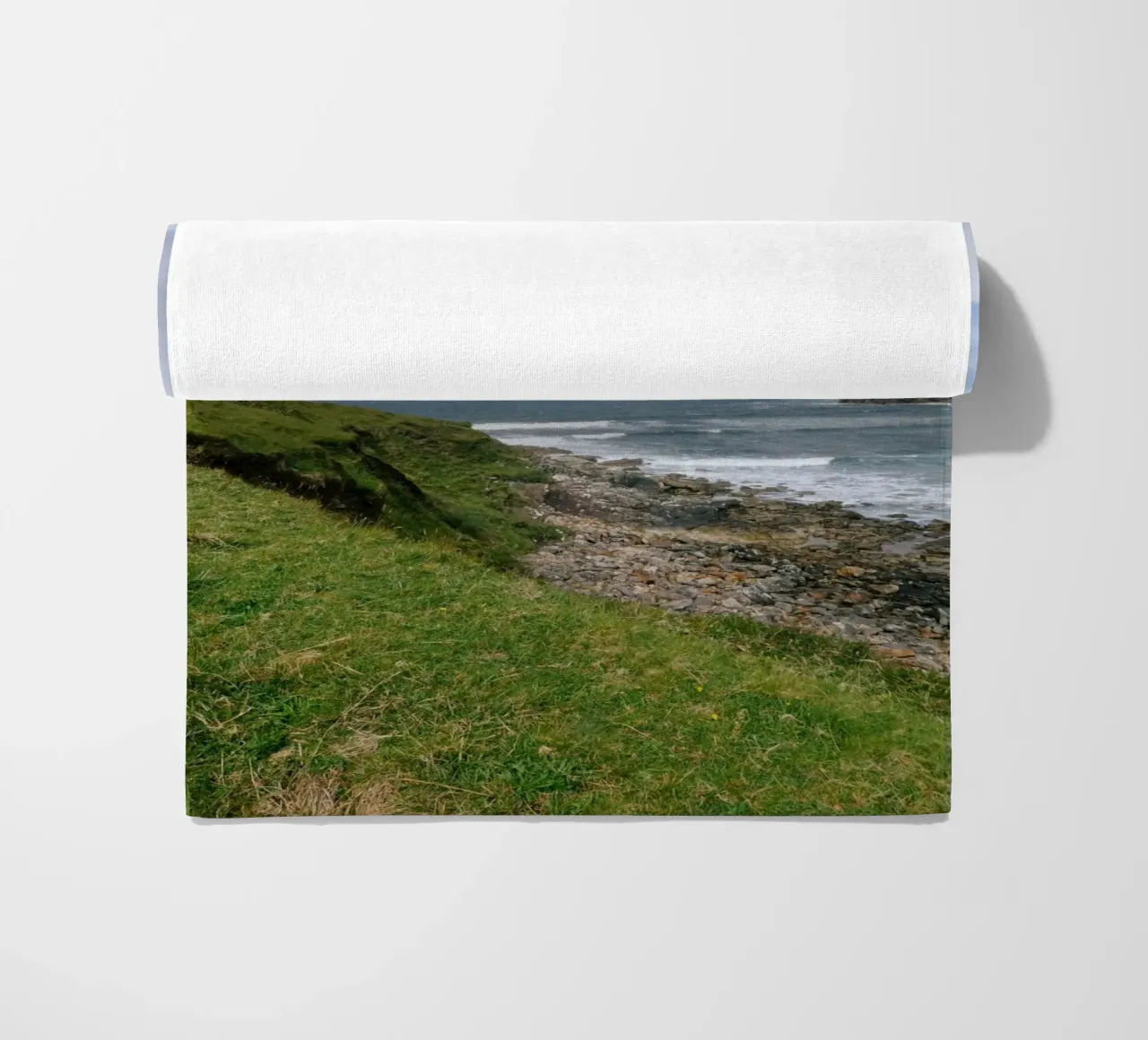 L'isola verde telo mare da The Wild Creative Studio