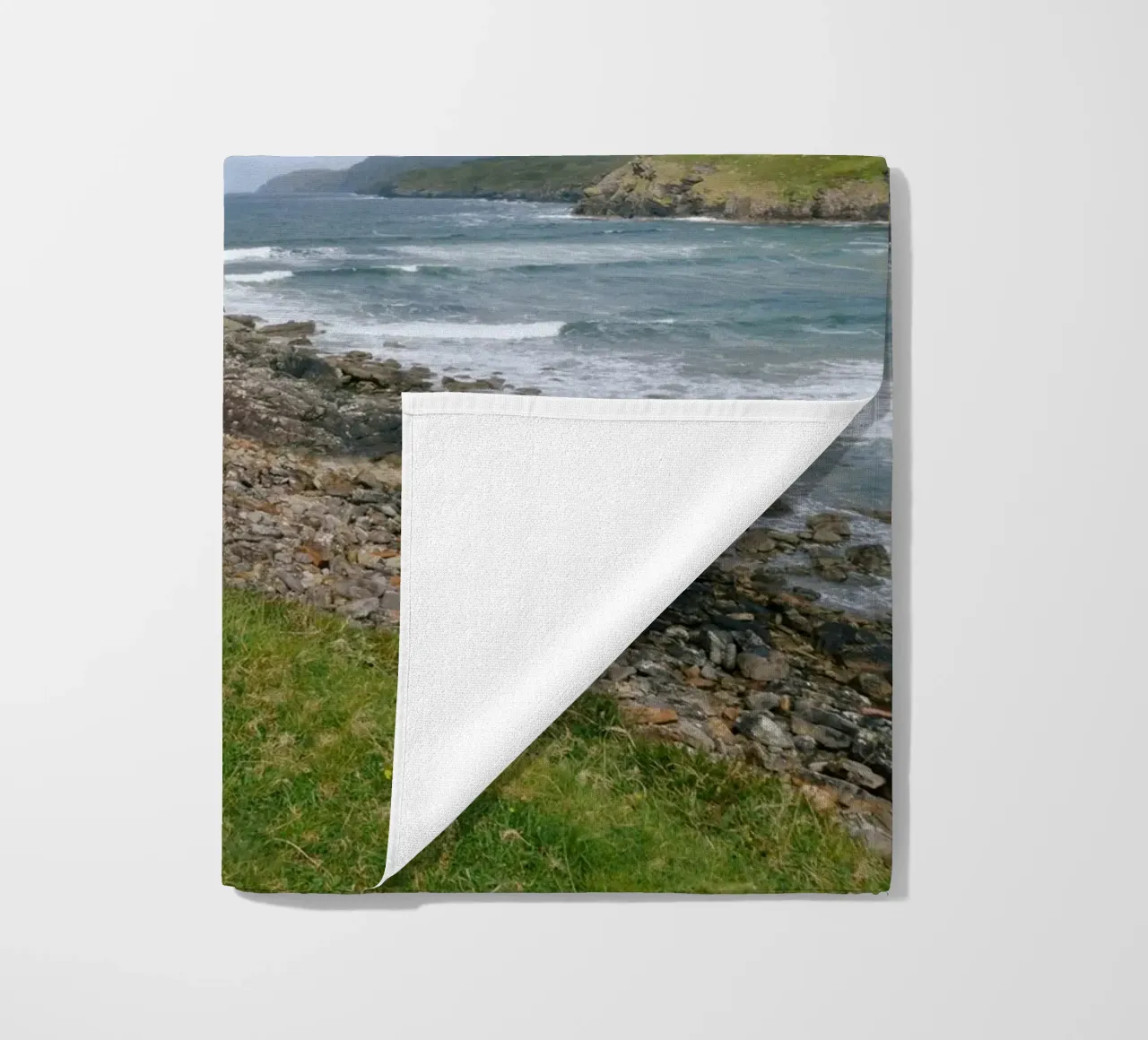 L'isola verde telo mare da The Wild Creative Studio