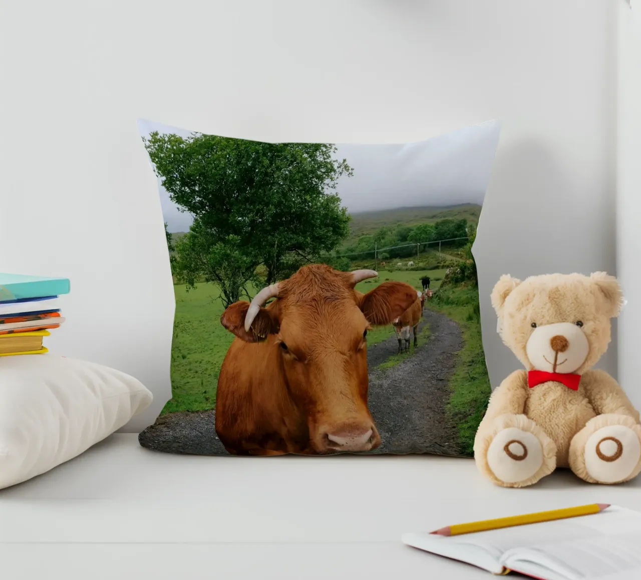 Incontrare Olga cuscino da The Wild Creative Studio