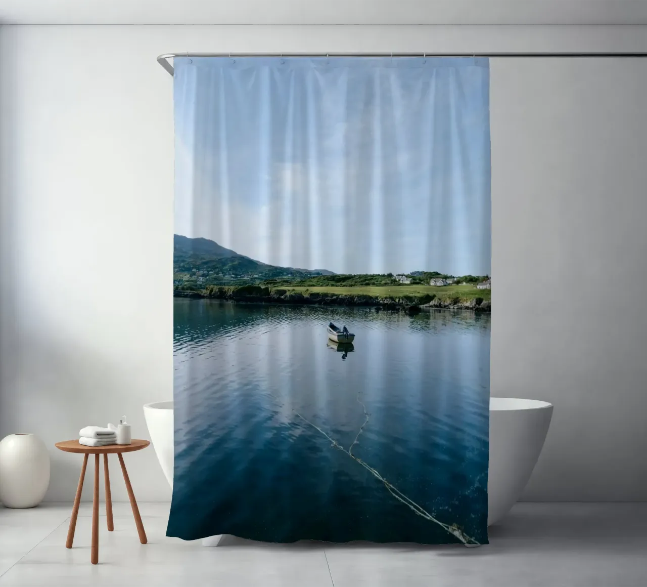 Das einsame Boot Duschvorhang von The Wild Creative Studio